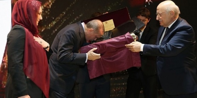 Cumhurbaşkanı Erdoğan hediye edilen Kur'anı öperek teslim aldı