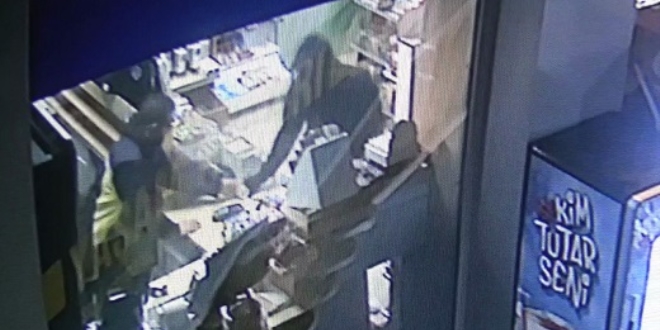 Silahlı ve kar maskeli soygun güvenlik kamerasında