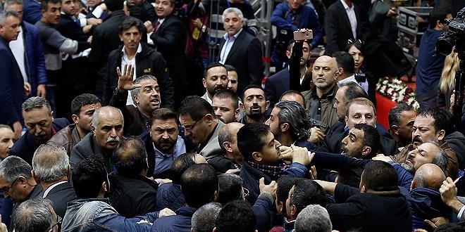 CHP İstanbul İl Kongresinde gerginlik