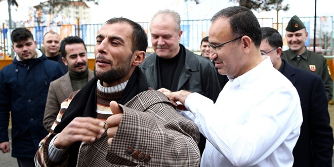 Bozdağ, ceketini vatandaşa hediye etti