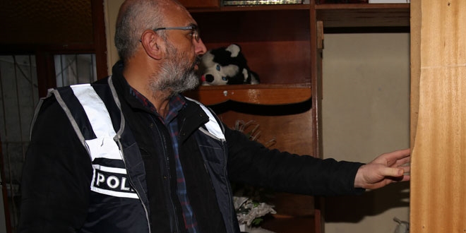 Polis bile şaşırdı! Dolaptaki gizli bölmeden kadın çıktı