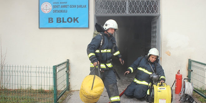 İlköğretim oklunda çıkan yangın korkuttu