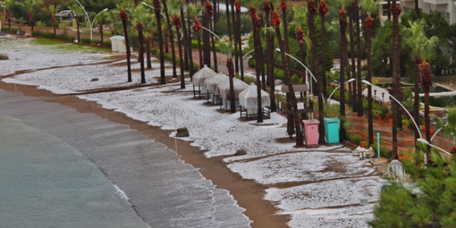 Dolu Marmaris sahili beyaza b�r�d�