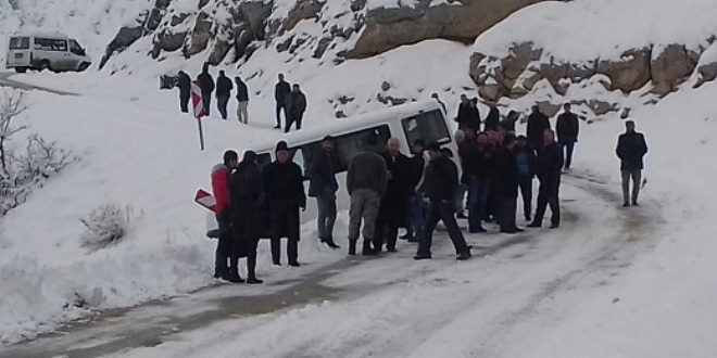 Siirt'te kara saplanan askerleri taşıyan minibüs kurtarıldı