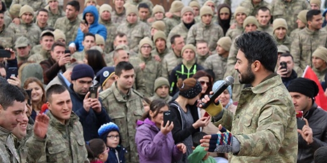 Van'da Mehmetçik'e moral konseri