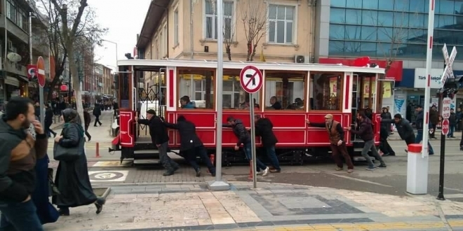 Nostaljik tramvay bozulunca vatanda itti