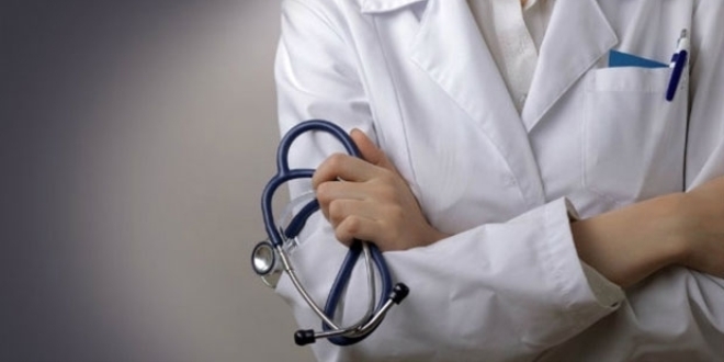 Antibiyotik yazmadığı gerekçsiyle doktoru darp etti
