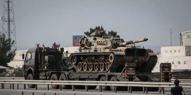 Tank ve askeri salk personeli Suriye snrna ulat