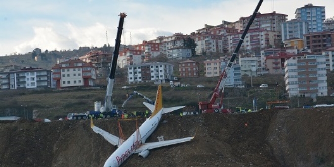 Pistten çıkan uçağı kurtarma çalışmaları denizden görüntülendi