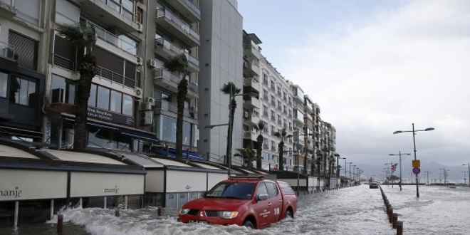 İzmir'deki fırtına yaşamı olumsuz etkiliyor