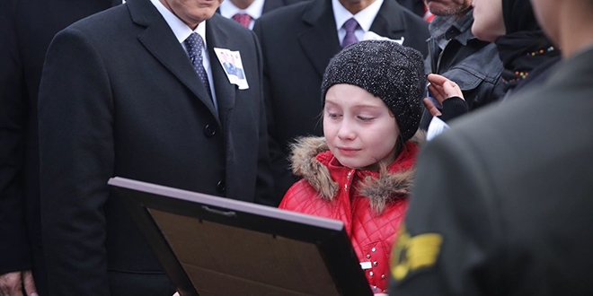 Babasının fotoğrafına son bakışı yürekleri yaktı