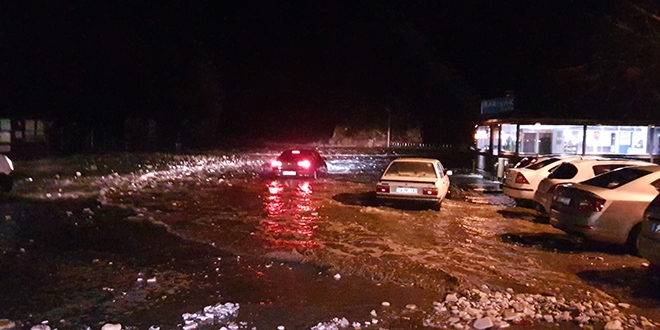 Amasra fırtınaya teslim, araçlar sular altında kaldı