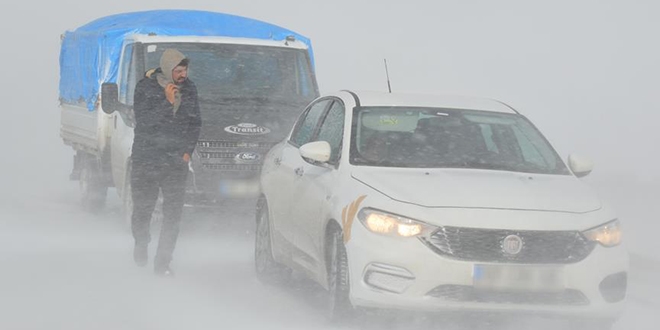 Tendürek Geçidi'nde ulaşıma kar ve tipi engeli