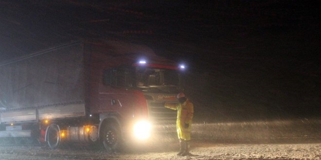 Karayollarının bazı bölümlerinde kar ve tipi nedeniyle ulaşım sağlanamıyor