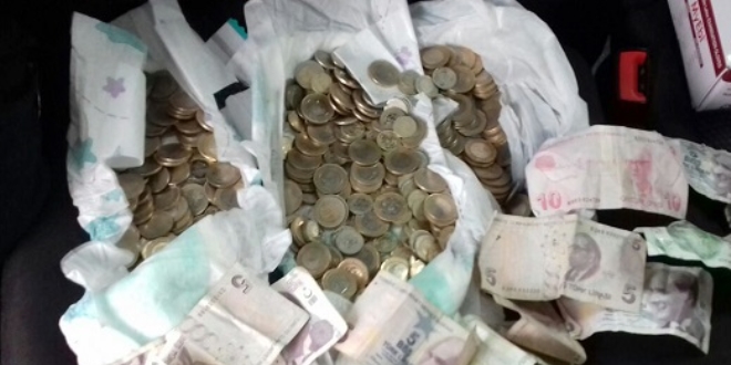 Dilenci, topladığı paraları 'bebek bezi'ne saklamış