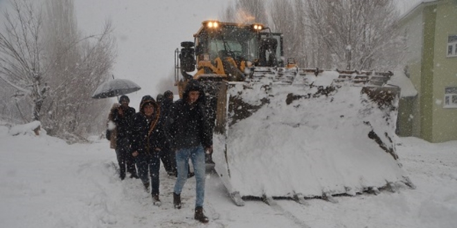 Hakkari'de k�y yolunda mahsur kalan ��renciler kurtar�ld�