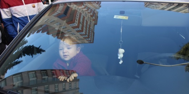 �ocu�unu otomobilde yaln�z b�rak�p kuaf�re gitti