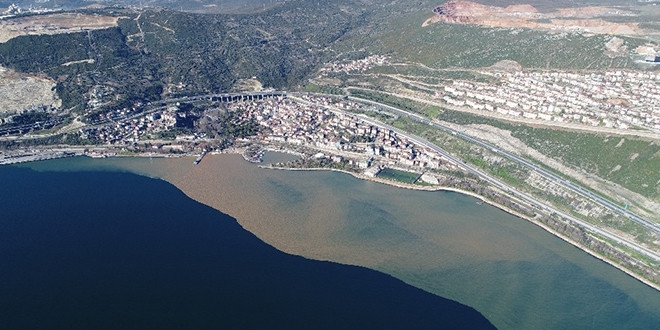 Kocaeli K�rfezi iki renk oldu