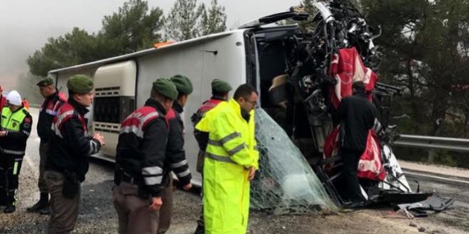 Mula'da yolcu otobs devrildi: 17 yaral