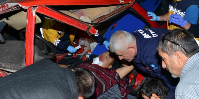 Kumlucada otomobiller �arp��t�: 1 �l�, 6 yaral�