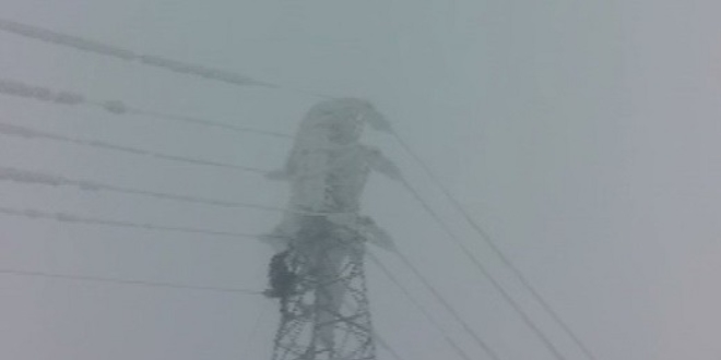 Enerji timleri, 25 metre yükseklikte enerji hattında buz kırıyor