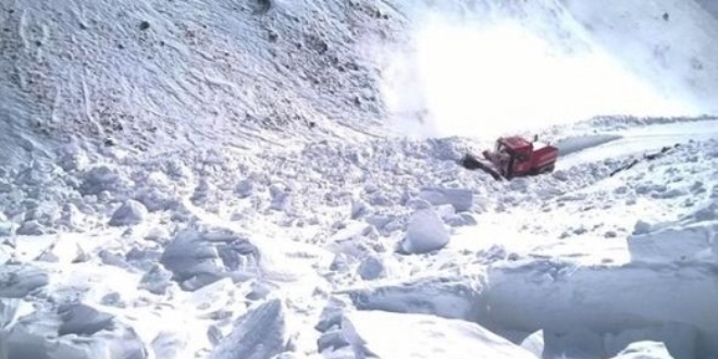 Erzurum'da 3 otomobil çığ altında kaldı