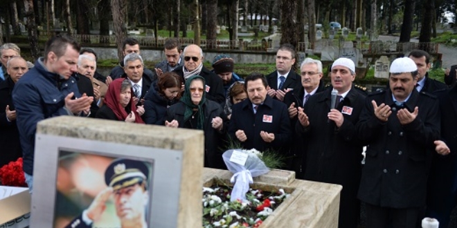 Gaffar Okkan mezar� ba��nda an�ld�