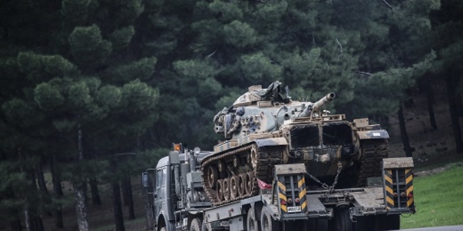 Sınır birliklerine tank ve askeri araçların sevkiyatı sürüyor