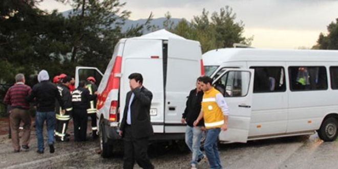 Denizli'de minibüs ile kamyonet çarpıştı: 11 yaralı