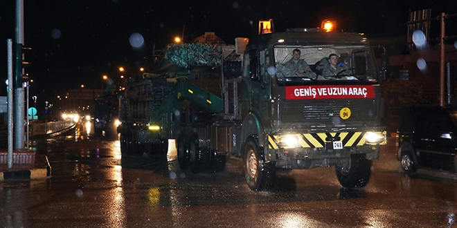 Hatay sınırına tank sevkiyatı sürüyor