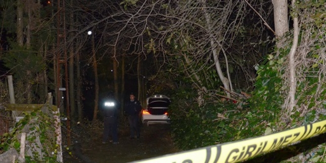 Çalıntı otomobille polisten kaçarken çıkmaz sokağa girdiler