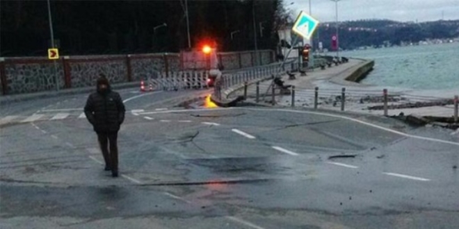 Tarabya sahilde yol çöktü! Yol trafiğe kapandı