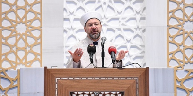 Diyanet ��leri Ba�kan� Erba�, gen�lerle Mehmet�ik'e dua etti