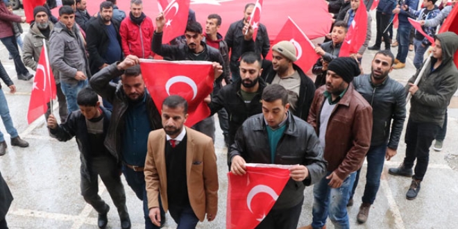 40 araçlık konvoyla geldiler! 'Bizi askere alın'