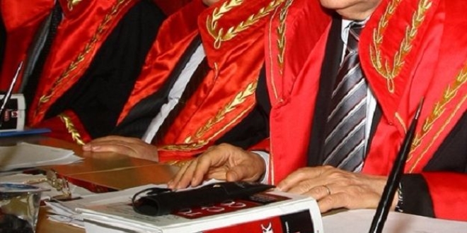 Öğrencisini kitapla darp eden öğretmen yargılanıyor