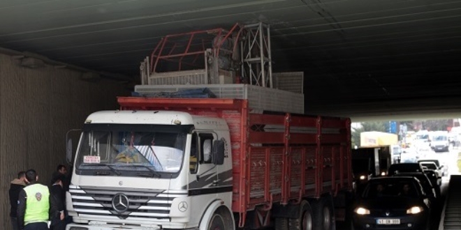 Ataşehir'de alt geçitte sıkışan kamyon kurtarıldı