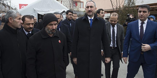 Bakan G�l, �ehit askerin ailesine ziyaret etti