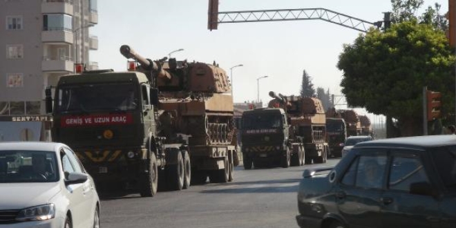 Fırtına obüsü yüklü tırlar Kilis'e ulaştı