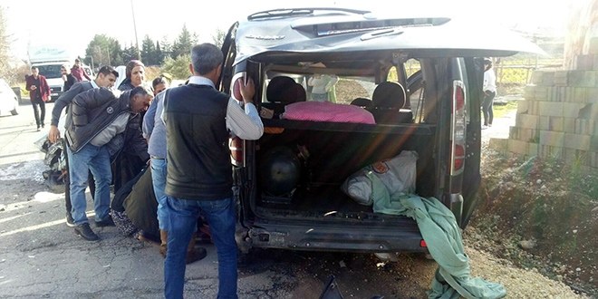 Otomobil ile hafif ticari araç çarpıştı: 8 yaralı
