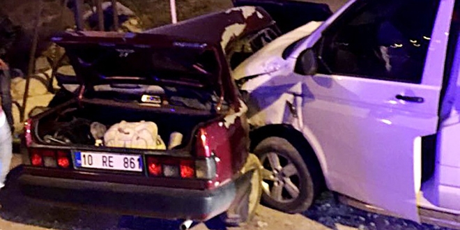 Bal�kesir'de trafik kazas�: 8 yaral�