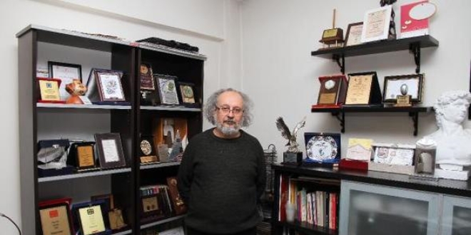 45 karikatür ödüllü resim öğretmeni