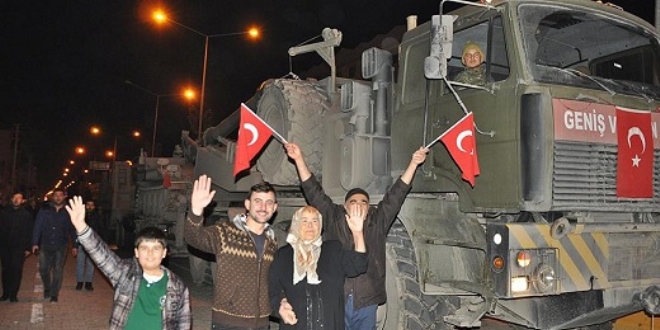 Suriye sınırına askeri sevkiyat sürüyor