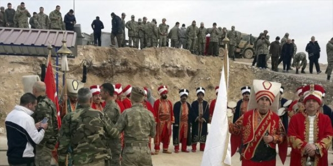 T�rk askeri Yunan askerine �zmir mar�� dinletti