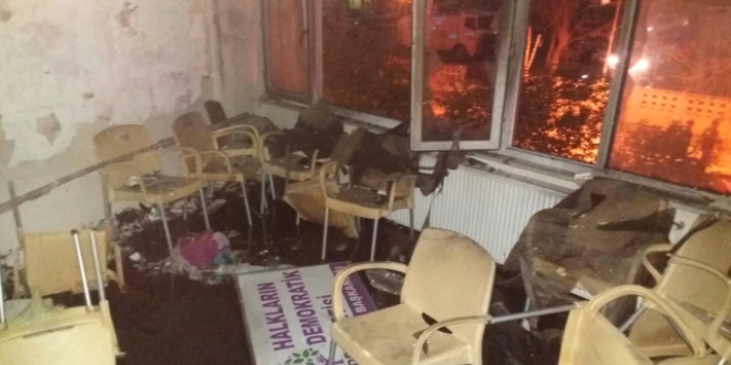 İstanbul'da HDP ilçe teşkilatı ateşe verildi