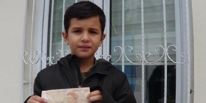 Yolda bulduğu parayı Mehmetçiğe gönderecek