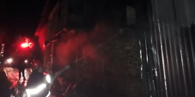 Yangnda evlerinde mahsur kalan yal ift yanarak can verdi