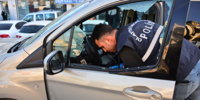 Camını kırdıkları otomobilden 35 bin euro çaldılar