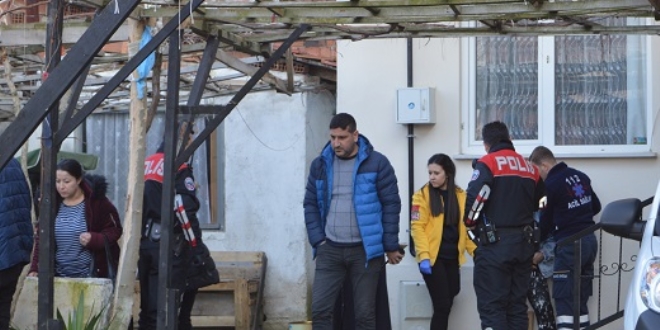 Ev sahibi ile kiracı birbirlerini bıçakla yaraladı