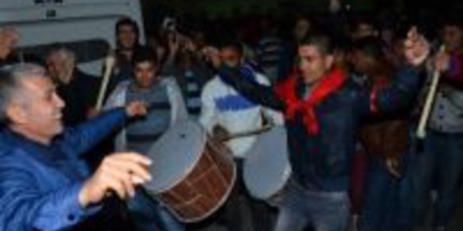 Mehmetçikler birliklerine davul zurnayla uğurlandı