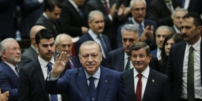 Erdoğan'ı mecliste Davutoğlu karşıladı